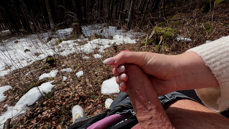 SlipCouple: Outdoor Forest Fun - punheta molhada, boquete profundo e foda arriscada