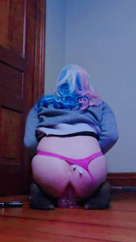 Une jolie salope tapette jouit en chevauchant un énorme gode - Chloe Cox