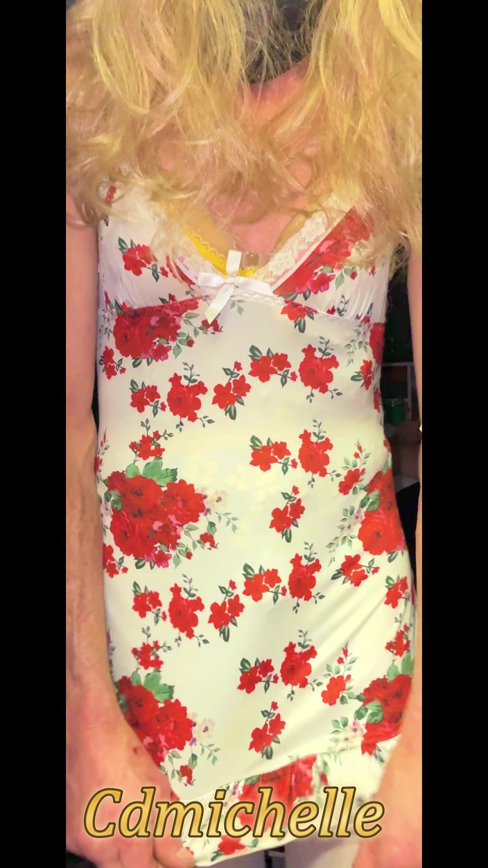 Sexy crossdresser wearing lingerie everything sexy: Cdmichelle ubrana w białą sukienkę z żółtą jednodzielną bodysute