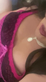 CD Krissy Sweets bermain dengan mainan dia dan tush ketatnya