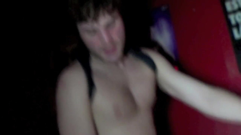 Gaybareback: Pornoshoots live in de buitenlucht in Parijs