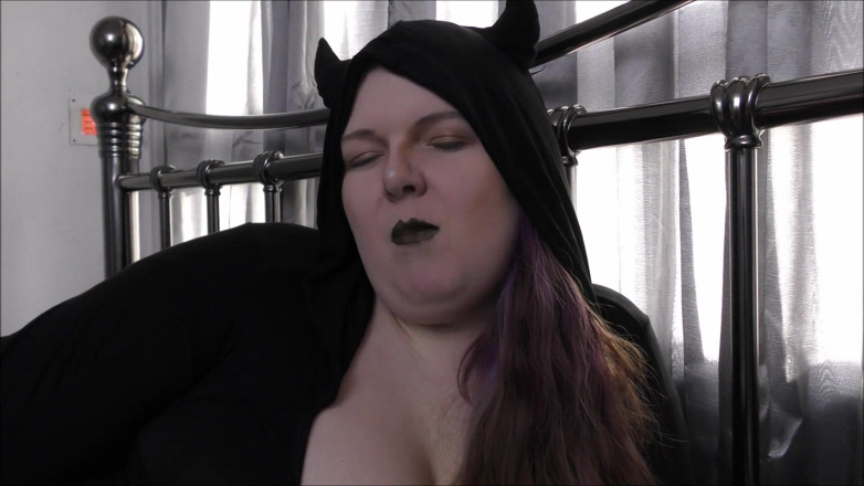 Mxtress Valleycat: Big Boobs and Big Bubbles