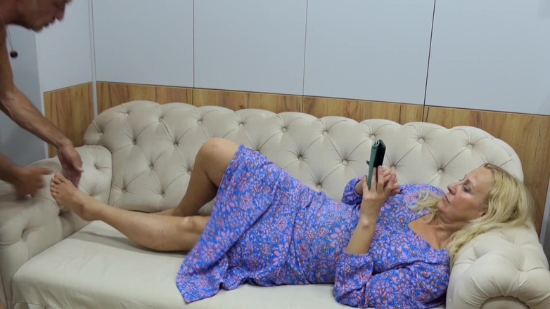 Selena701: Mooie blonde volwassen vrouw geniet van seks in jurk