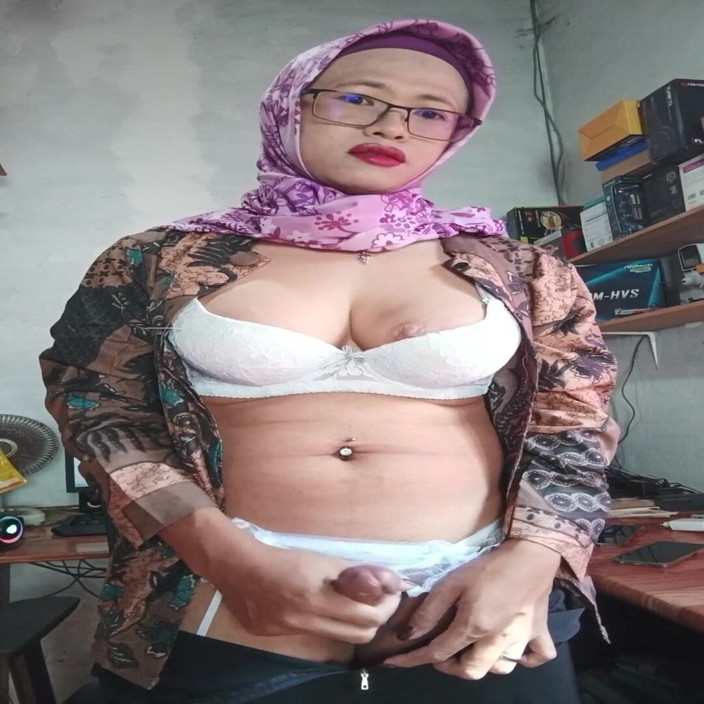 Mitha Zhe: Shemale bertetek besar melancap batangnya