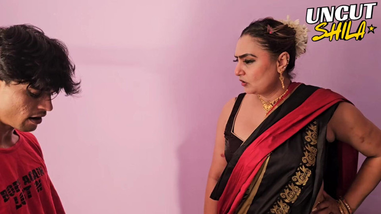 Uncut Shila: Těsná kundička Hot MILF Desi Bhabhi v Sárí ošukaná tvrdě...