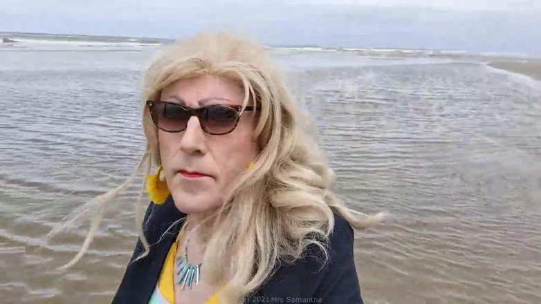 Mrs Samantha: Sra. Samantha da un paseo por la playa