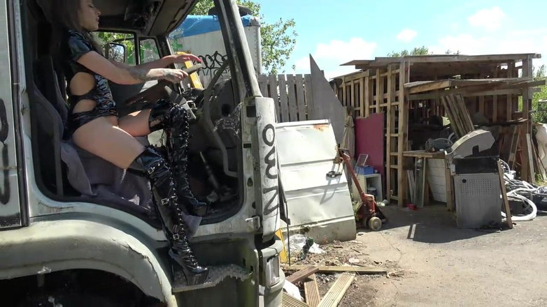 Lady boss: Uji coba - pemujaan sepatu bot