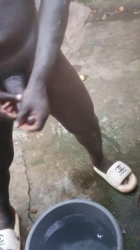 Prințul African Cu Neagră Uriașă Face O Casetă Sexuală În Timp Ce Spală Camerele