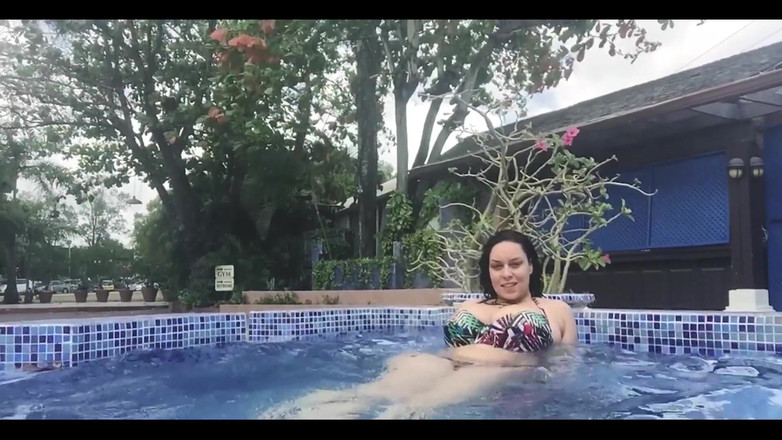 Anastasia Lux: Assista me curtindo na piscina usando um biquíni