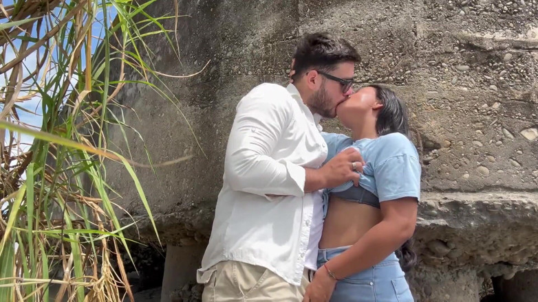 EMY_AND_JONH: Am găsit o femeie latino excitată în râu și îmi place să o...