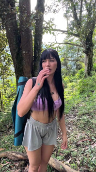 Urlo di piacere nella foresta mentre spingo il suo cazzo così in profondità - Valentino Roca