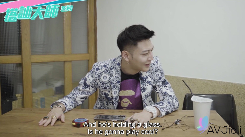 AV Jiali: Ateşli dövmeli piliç, Yaner, kulübün banyosunda karşılama sanatçısı tarafından sikiliyor