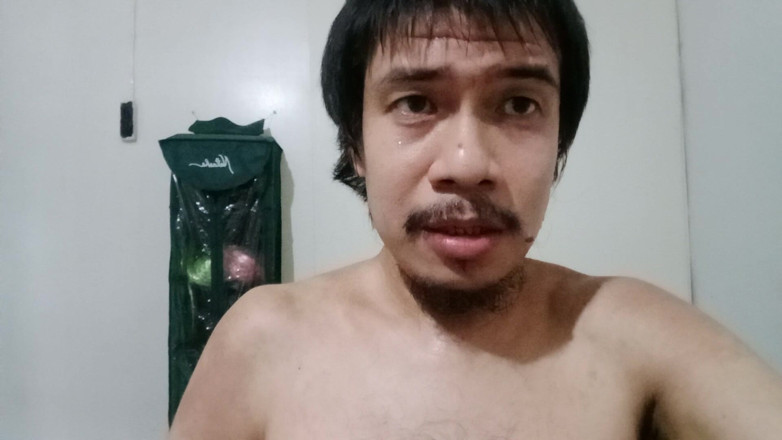 Piolo Alberto: Quỳ xuống thủ dâm