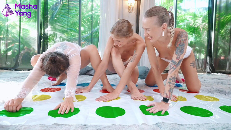 Mashayang: Sexy lesbická trojka twister hra s dračími robertky