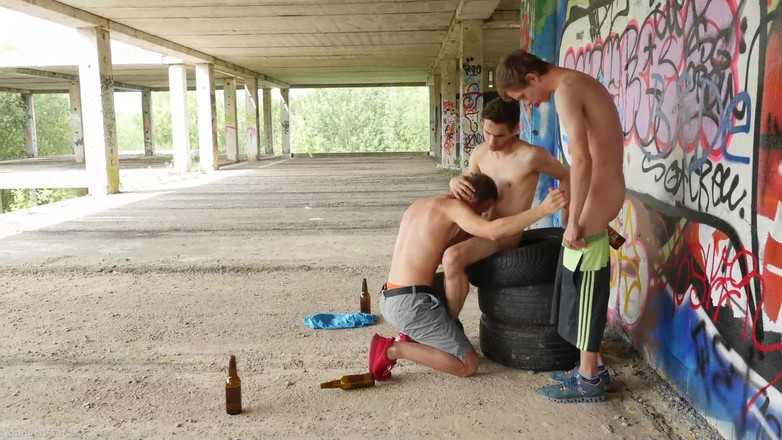 Kinky Twink: Kẻ thua cuộc nhận được hai cái lồn trần trụi