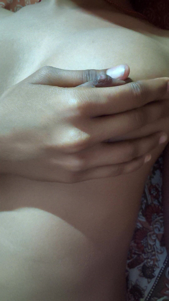 Moma: Video seksi gadis hot ini lagi asik