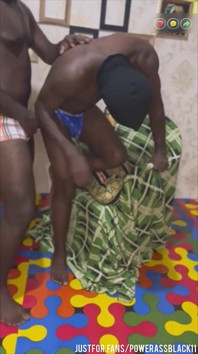Meu vizinho bi empurra fundo no meu buraco cru enquanto ele fuma um cig