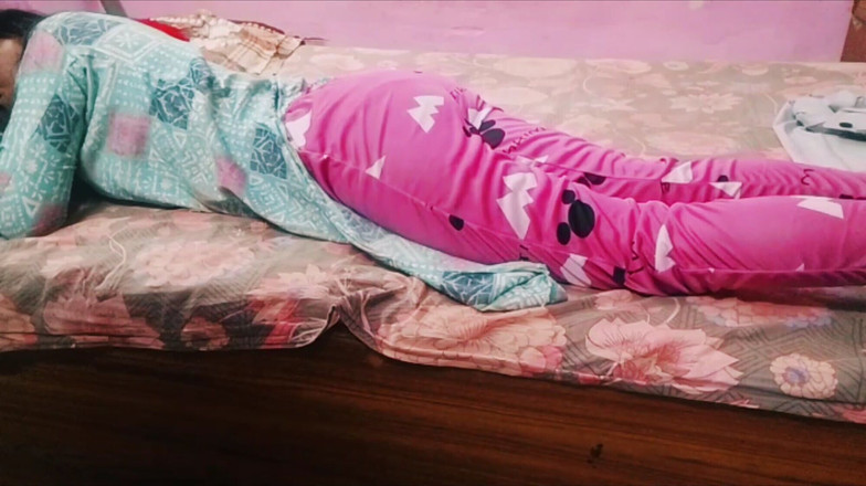 Hotannudown: 印度德西哥xxpriya骑乘和抖动丈夫的紧致鸡巴，并给一个完美的阴户