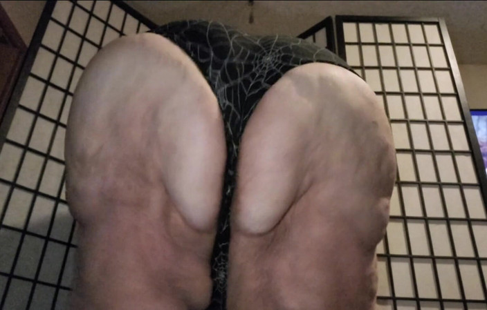 Kitty Delgato: Kirli kokulu 3 günlük yıpranmış külot sallanırken şişman göt yanaklarıma sakso çekiyor