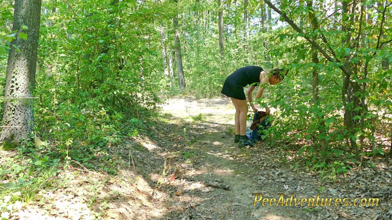 Pee Adventures: Роздягання догола і писання на відкритому повітрі