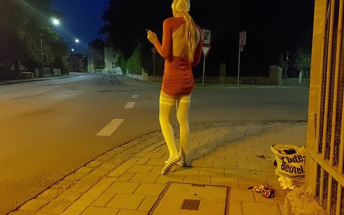 sweetfeet29: Sissy chce się wytrysnąć w mieście