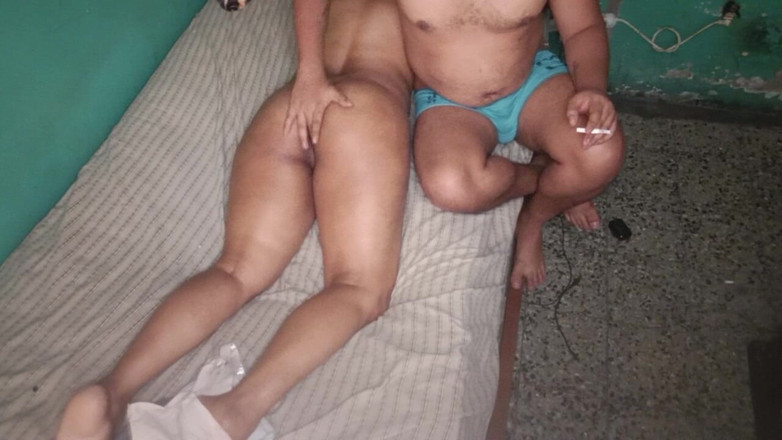 BigassMILF40: Tante bahenol rambut cokelat dengan pantat bahenol lagi asik dipijat...