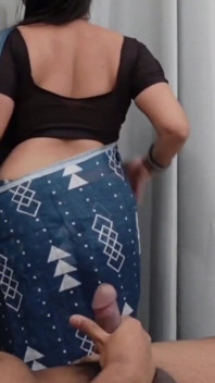 Tante hot india dengan pantat bahenol lagi asik muasin memeknya pakai saree