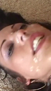 Si rambut coklat jalang Layla memberikan lelaki hitam blowjob yang tidak dapat dilupakan dan deepthroat dalam pesta seks yang hebat