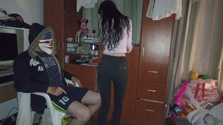 Jopy sex: 할로윈에 마스크를 쓴 남자가 그의 가장 친한 친구의 여자 친구를 따먹어, 그녀는 자신을 관통 할 수 있습니다