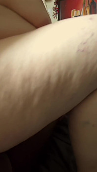 내 보지가 너의 자지를 너무 세게 때리게 하고, 너의 견과류를 운전할거야, 오 세상에, 나는 깊숙이 물 이 깊게 물이 난다! M