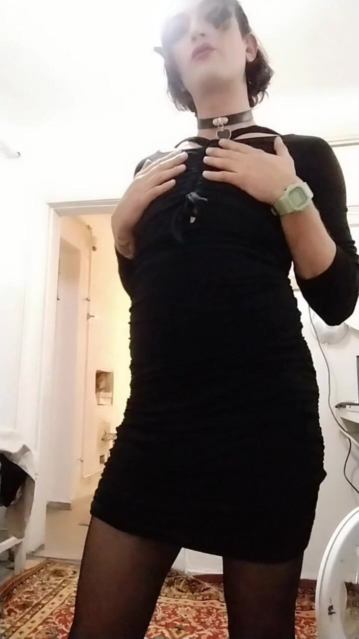 Sisssyl: Effeminato in gabbia nelle pantyhouse