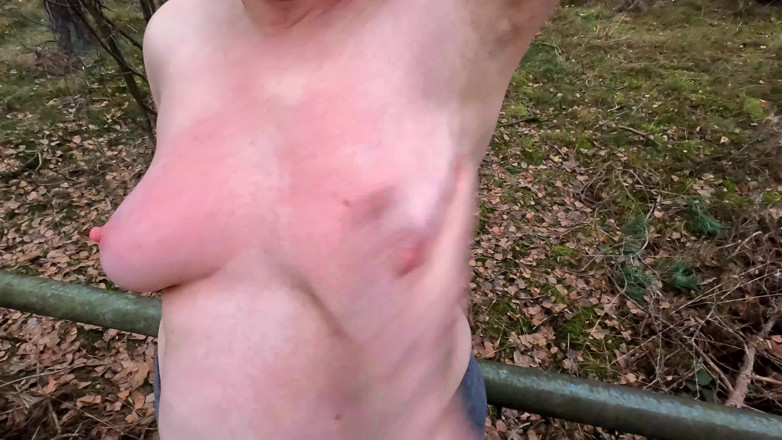 Bouncy Tits Action: Nahá v lese - Bičování koz