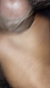 Obrovský penis stříká v noci na posteli