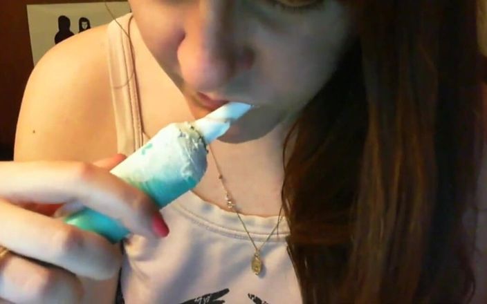 Nicoletta Embassi: Amazing Hardcore Fetish Video Toothbrushing Masturbation All in Pussy