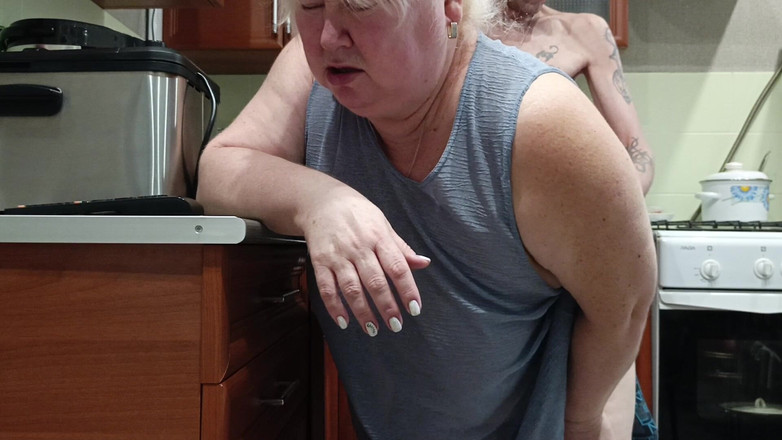 Zona901: Lanie wielki tyłek sąsiada zerżnięty w jej usta, cipkę i...