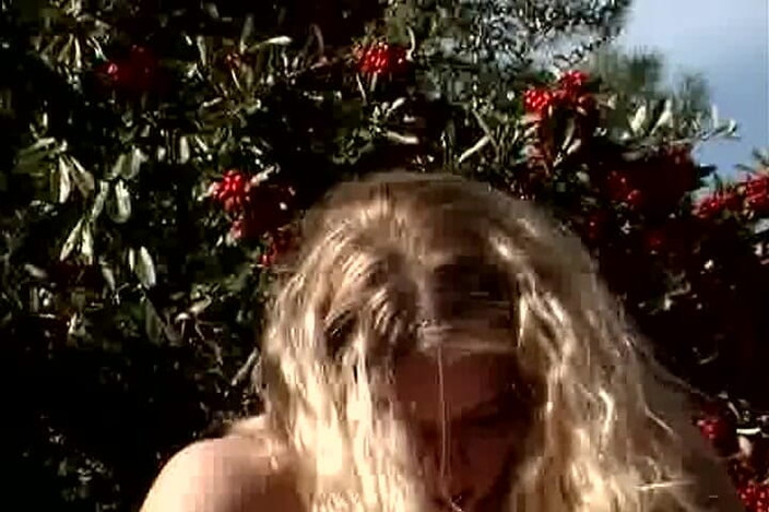 Vintage Babes: Хорошенькую блондинку-куклу трахнули на улице до камшоты на лицо