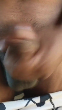 Chico indio masturbándose el baño hindi