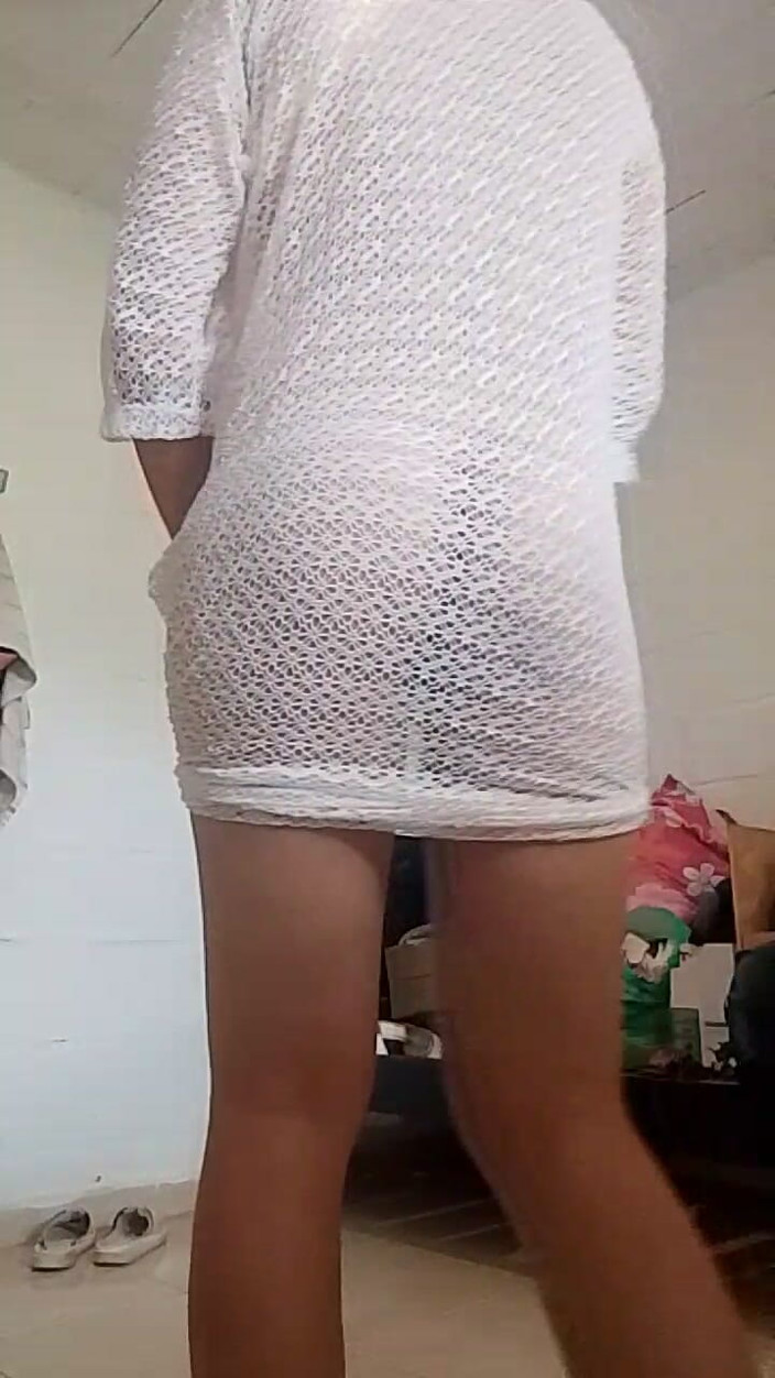 femboyass469: Femboy Cantik Berjalan Telanjang Dan Waxed Di Seluruh Rumahnya Bermain...
