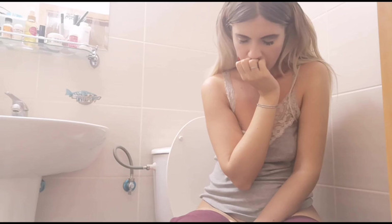Erotic Tanya: Mais peidando no banheiro