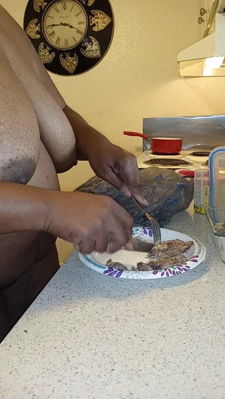 Cosmicrose 678: Naked dinner by cougar