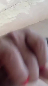 Gadis cantik trans-gender lagi bugil di luar