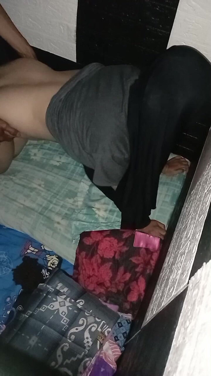 Famly sex: The Ass of a Hijab Asian Woman She Screams and...