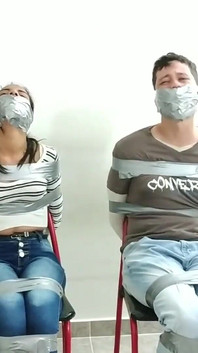 裏切られた十代の女の子は安い熟女に取られた彼女の商品を持っています