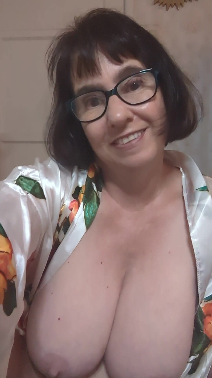 BustyBrendaxx: 的继子又偷了继母的内裤！