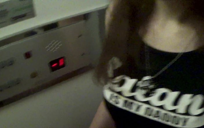Dollscult: На этот раз нас застукали трахающимися в лифте!