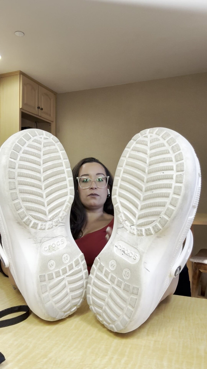 Tan feets: Mẹ kế hôi thối loại bỏ croc propped soles Pháp...