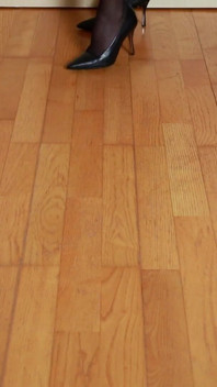 Sepatu hak tinggi di lantai kayu - klik tumit tajam & asmr jalan lambat