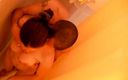 Orgsex: Une femme mature se fait baiser dans une baignoire