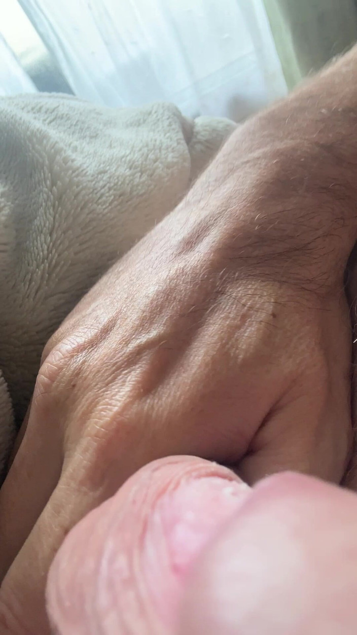 AtomicJerk: Masturbación con la mano y corrida en la mañana