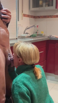 Entra in cucina a chiedere un pompino e finisce per sborrarmi in bocca - moglie calda amatoriale